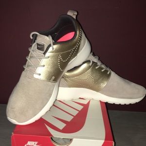 Nike Roche One PRM Suede Sneakers